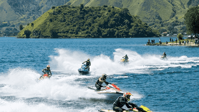 Pertunjukan tarian massal di tepi danau