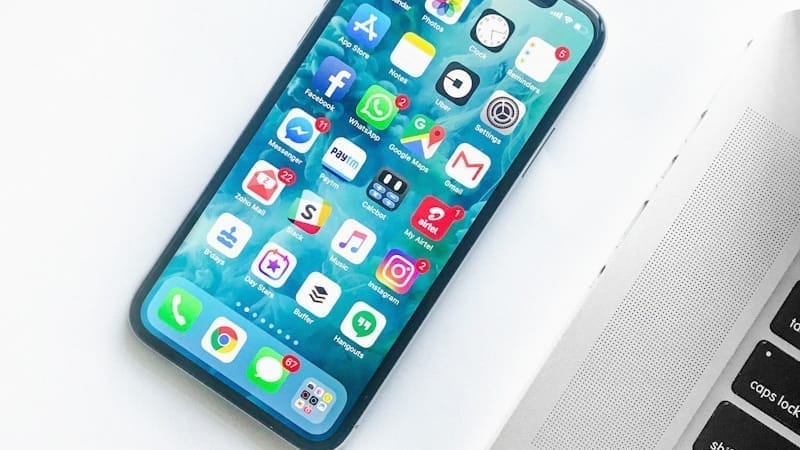 Seseorang memegang smartphone