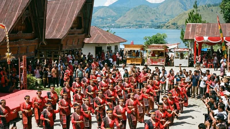 Pemandangan Danau Toba dengan latar pegunungan