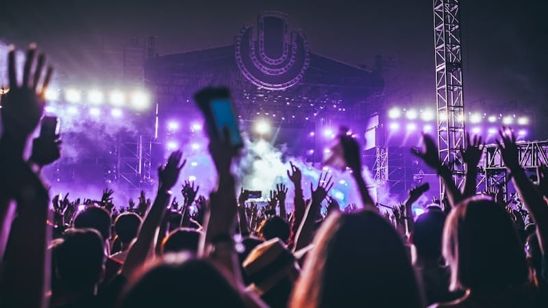 Konser musik di panggung terbuka