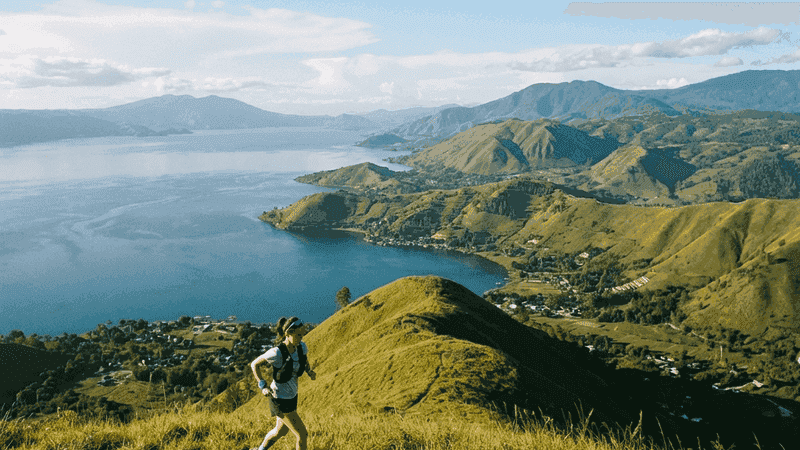 Pelari trail berlari di jalur pegunungan