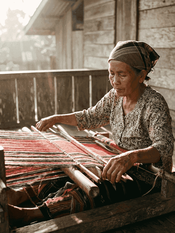 Menenun Ulos Tradisional